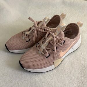 Nike Women's Blush Pink Athletic Shoes Sz 7.5